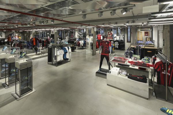 adidasflagshipmilano09de6d5529-66a7-e2eb-f33b-4bd77ea354e21A602460-1E4D-3792-4679-1240C5468C55.jpg