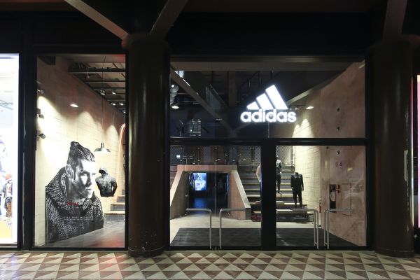 adidasflagshipmilano15611feca3-9fc8-bea9-5024-dd9ba0058e8cAE56FA86-A54E-45D5-1AA9-C78C61DA3523.jpg