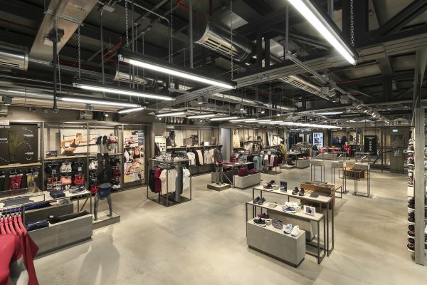 adidasflagshipmilano18ebf7137a-6866-aa24-6df7-21c8c3028e55494858AB-D7E4-595F-FF9D-EC7F0ABE2A96.jpg