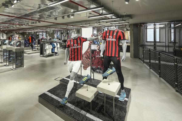 adidasflagshipmilano263a15cc74-9be3-ef4e-1e5d-cb713b1ed45281F10DB2-D5A2-61C7-A2F8-3727E506D228.jpg
